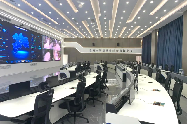 在恩施智慧城市綜合指揮中心的建設中，憑借優(yōu)質的系統(tǒng)產品和豐富的智慧城市解決方案經驗承建了該項目的多個區(qū)域智能化建設，以科技力量賦能恩施推進基礎治理體系和城市治理能力現(xiàn)代化。